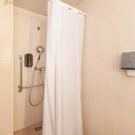 B&B Hotel Bayonne מלון באיון